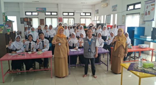 Siswa SMP Negeri 1 Koba Mengikuti Kelas Menulis Cerita Berbasis Bahan Bacaan