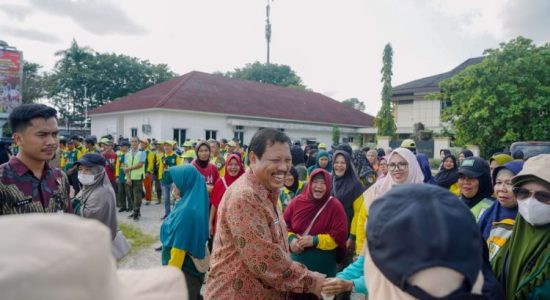 Wali Kota Pangkalpinang Menyerahlan Bantuan Sembako Untuk Petugas Kebersihan