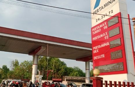 Warga Resah BBM Menghilang di Kios Pertamini, Antrian Panjang Di SPBU Berok