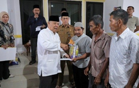Safari Ramadan di Bangka Tengah, Gubernur Babel Hidayat Arsani Salurkan Bansos Kesehatan 