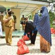 Gubernur Bantu Masyarakat Sungai Selan Sembako