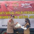 Sat Brimob Polda Metro Jaya Bagikan Sembako bagi Warga Terdampak Covid-19