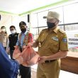 Gubernur Erzaldi Bagikan Sembako di Desa Penyak