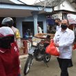 Gubernur Erzaldi Keliling Bagikan Sembako Mengendarai Kendaraan Roda Dua