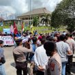 Mahasiswa Gelar Aksi Jalan Mundur di DPRD Babel