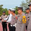 Kapolres Bangka Barat Memberikan Penghargaan Kepada Anggotanya yang Berprestasi