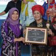 Safriati Safrizal Apresiasi Fashion Show Nuansa Batik Lokal