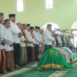 Bersama Ratusan Jemaah, Pj Gubernur Safrizal Ikut Salatkan Jenazah Warga Mendo Barat