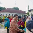 Wali Kota Pangkalpinang Menyerahlan Bantuan Sembako Untuk Petugas Kebersihan