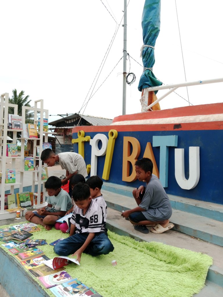 Rumah Literasi Pediakom Bangka Tengah saat Buka Lapak Baca Buku di Desa Batu Belubang. (ist).